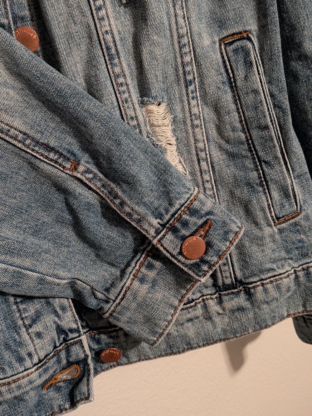 Women's Distressed Blue Denim Trucker Jacket Light Wash Size M Ropped - Picture 4 of 10